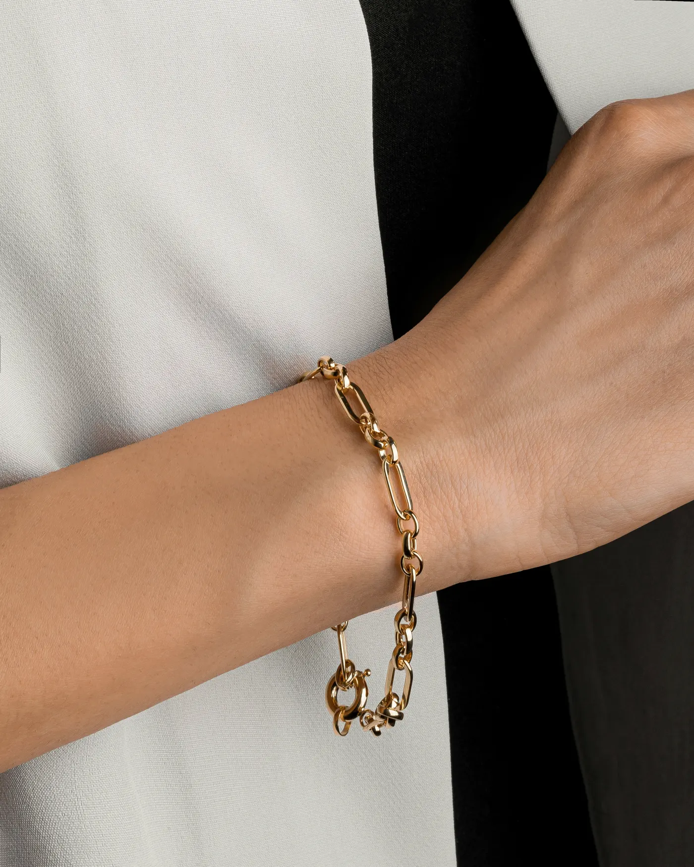 Feines goldenes Gliederarmband an einem Handgelenk